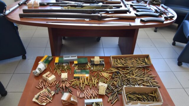 Κρήτη: Συνελήφθη 54χρονος που είχε όπλα, εκατοντάδες φυσίγγια και ξιφολόγχες