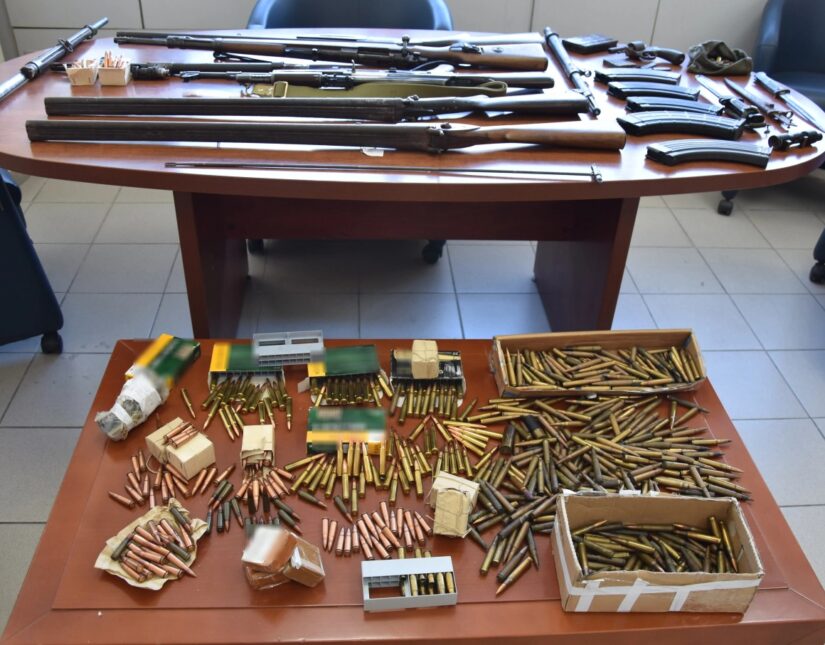 Κρήτη: Συνελήφθη 54χρονος που είχε όπλα, εκατοντάδες φυσίγγια και ξιφολόγχες