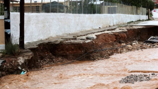 Στο “κόκκινο” οι υποδομές από την κακοκαιρία – Προβλήματα σε Μάνδρα, Νέα Πέραμο και Μέγαρα