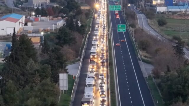 Ουρές χιλιομέτρων στην Αθηνών-Λαμίας από τα μπλόκα – “Δεν εκβιαζόμαστε” απαντά ο Μητσοτάκης