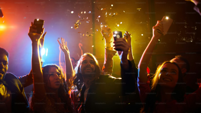 Πολλά πάρτι σε μία βραδιά: Αγένεια ή κοινωνική τάση;