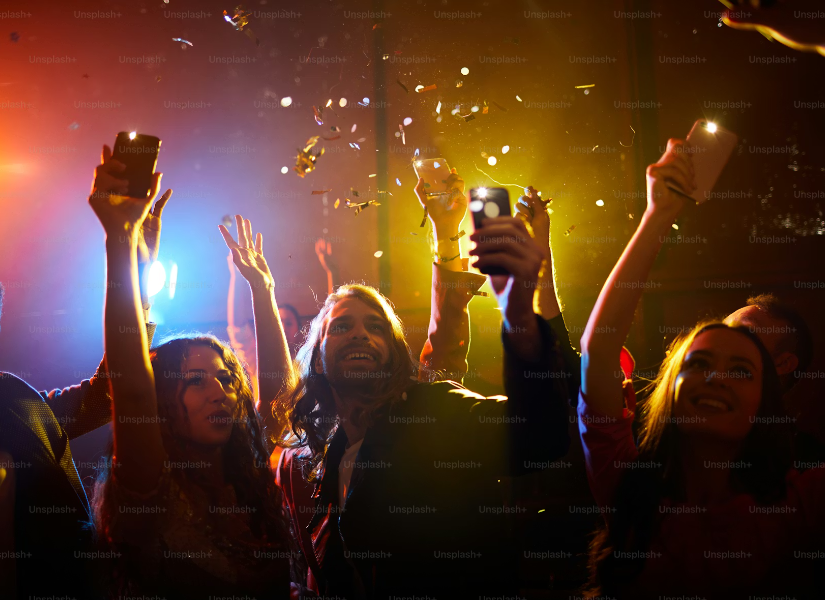 Πολλά πάρτι σε μία βραδιά: Αγένεια ή κοινωνική τάση;