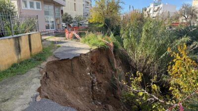 Αθήνα: Σπίτια κοντεύουν να γκρεμιστούν σε ρέμα