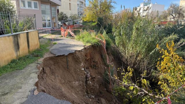 Αθήνα: Σπίτια κοντεύουν να γκρεμιστούν σε ρέμα