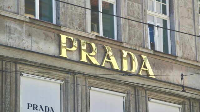 Η Prada εξαγόρασε την Versace μετά από πολύμηνες διαπραγματεύσεις