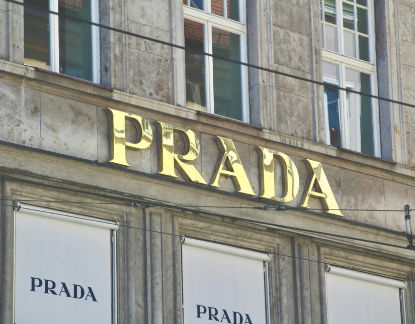 Η Prada εξαγόρασε την Versace μετά από πολύμηνες διαπραγματεύσεις