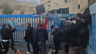 Αντί με τον υπουργό, οι ταξιτζήδες έκαναν... διάλογο με τα ΜΑΤ!