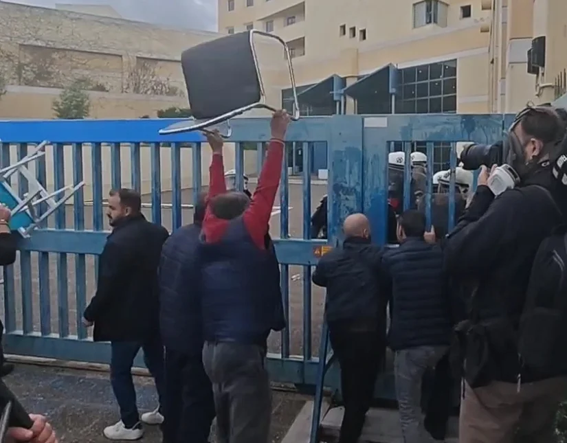 Αντί με τον υπουργό, οι ταξιτζήδες έκαναν... διάλογο με τα ΜΑΤ!