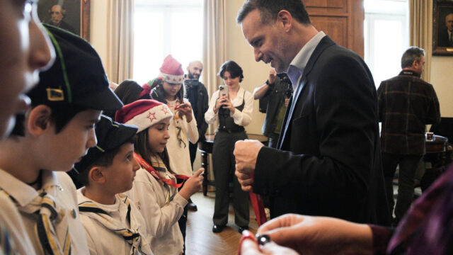 Κάλαντα και ευχές για τα Χριστούγεννα στο Δημαρχείο Αθηνών