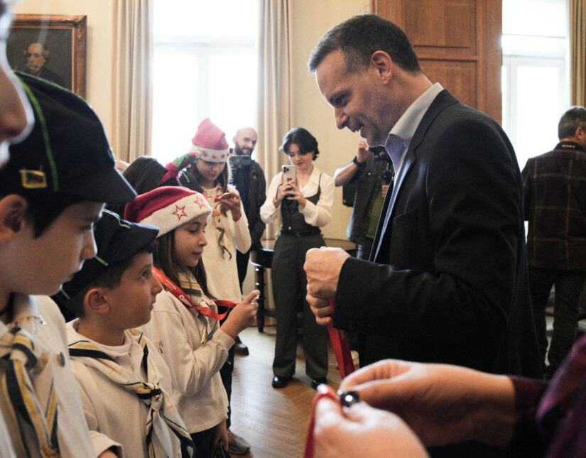 Κάλαντα και ευχές για τα Χριστούγεννα στο Δημαρχείο Αθηνών