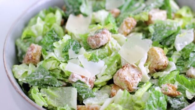 Μία εναλλακτική Ceasar σαλάτα με vegan κοτομπουκιές