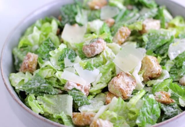 Μία εναλλακτική Ceasar σαλάτα με vegan κοτομπουκιές