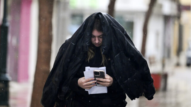 Καιρός: Έρχονται ισχυρές βροχές και καταιγίδες – Σε "πορτοκαλί" συναγερμό η χώρα