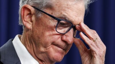 Τι μπορεί να κρύβει η δίωξη του αφεντικού της FED, Κώστας Κόλμερ