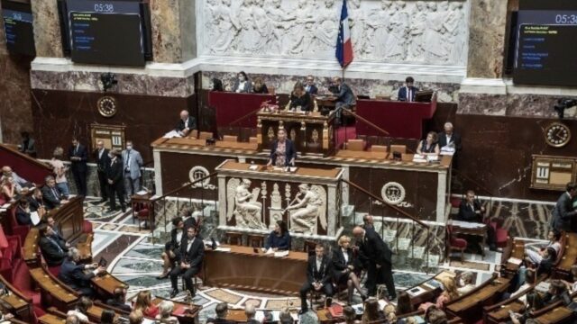 Ο Λεκορνί προσέφυγε στο άρθρο 49.3 του Συντάγματος για να περάσει τον προϋπολογισμό χωρίς ψηφοφορία