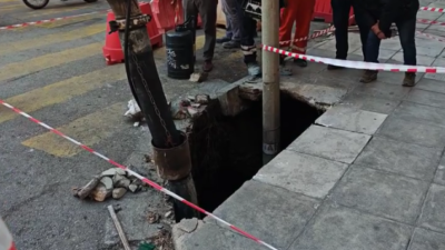 Αγωνία κατοίκων από ξαφνική μεγάλη καθίζηση στο Παγκράτι – Τρύπα “κατάπιε” κολώνα