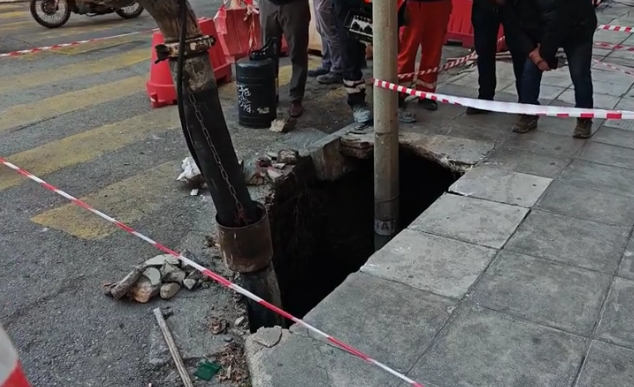 Αγωνία κατοίκων από ξαφνική μεγάλη καθίζηση στο Παγκράτι – Τρύπα “κατάπιε” κολώνα