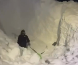 Χιόνια μέχρι τον τρίτο όροφο πολυκατοικιών στη Ρωσία