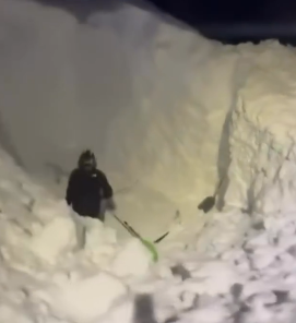 Χιόνια μέχρι τον τρίτο όροφο πολυκατοικιών στη Ρωσία