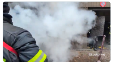 Μάχη απεργών πυροσβεστών και αστυνομίας στη Γαλλία – Οι μεν δακρυγόνα, οι δε πυροσβεστήρες