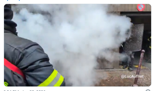 Μάχη απεργών πυροσβεστών και αστυνομίας στη Γαλλία – Οι μεν δακρυγόνα, οι δε πυροσβεστήρες