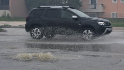 Μαίνεται η κακοκαιρία στην Αττική – Ποτάμια οι δρόμοι – Νεκρός λιμενικός στο Άστρος