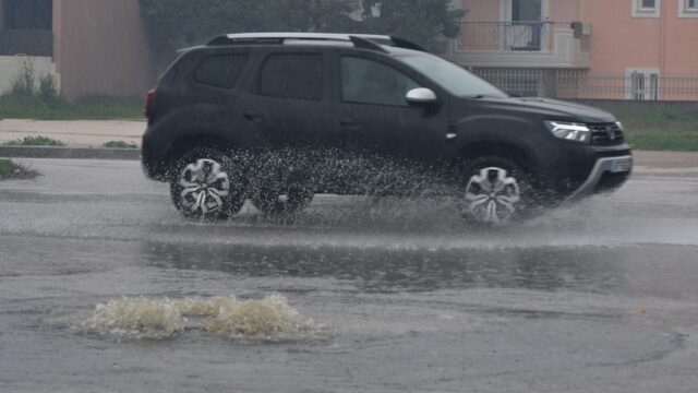Μαίνεται η κακοκαιρία στην Αττική – Ποτάμια οι δρόμοι – Νεκρός λιμενικός στο Άστρος
