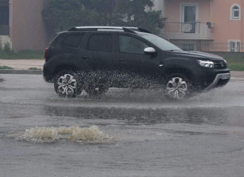 Μαίνεται η κακοκαιρία στην Αττική – Ποτάμια οι δρόμοι – Νεκρός λιμενικός στο Άστρος