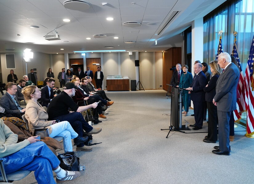 Γροιλανδία σε νευρική αναμονή – Τι δείχνουν τα πρωτοσέλιδα