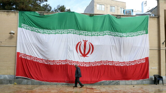 Ιράν: Η τραγωδία ενός ιστορικού έθνους, Κώστας Κόλμερ