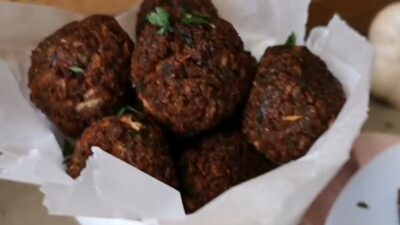 Νόστιμο σουβλάκι με πίτα και vegan κεφτεδάκια