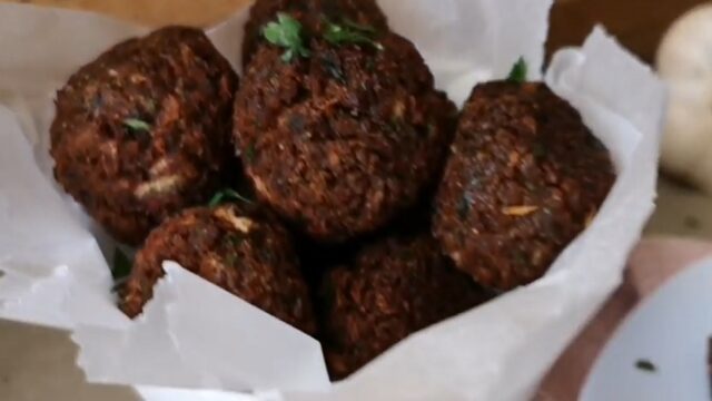 Νόστιμο σουβλάκι με πίτα και vegan κεφτεδάκια