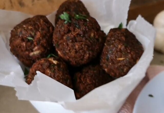 Νόστιμο σουβλάκι με πίτα και vegan κεφτεδάκια