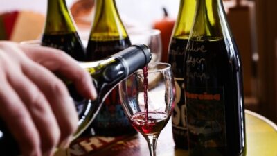 ΗΠΑ: Απειλούν να προχωρήσουν σε δασμούς 200% στα κρασιά και τις σαμπάνιες της Γαλλίας