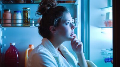 Τρώμε πιο πολύ όταν νυχτώνει νωρίς;