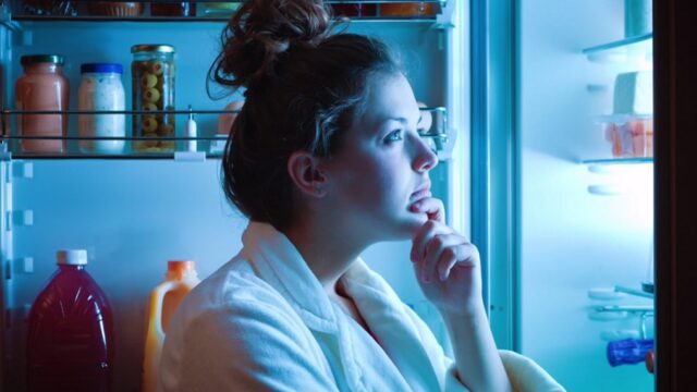 Τρώμε πιο πολύ όταν νυχτώνει νωρίς;