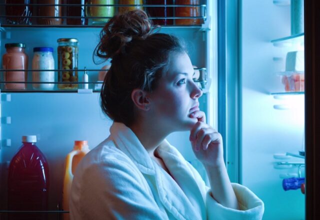 Τρώμε πιο πολύ όταν νυχτώνει νωρίς;