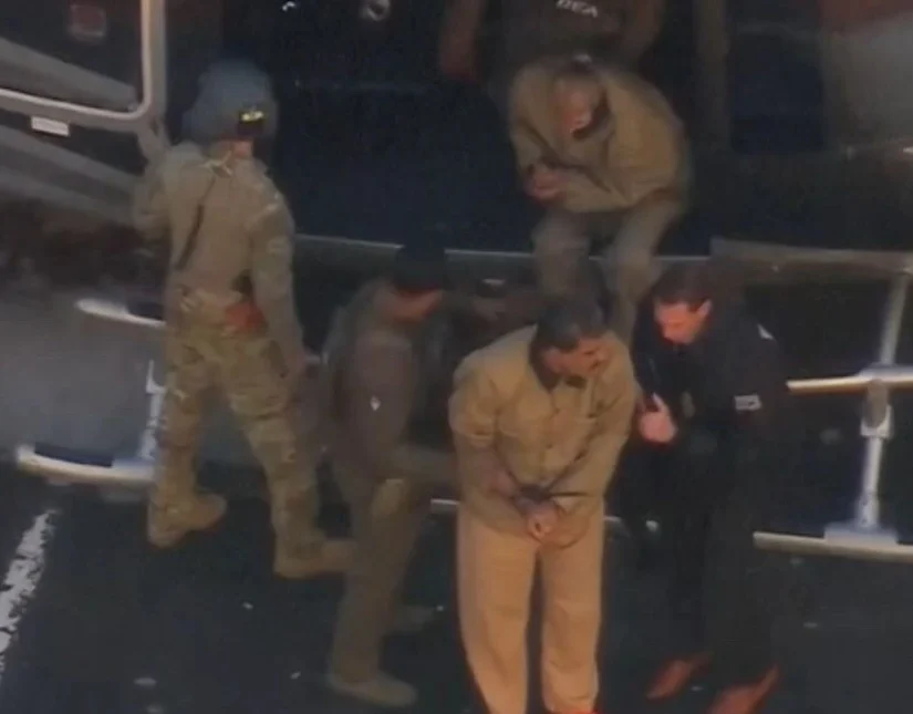 Σιδηροδέσμιος στο δικαστήριο ο Μαδούρο – Άνοιγμα προς τις ΗΠΑ από την Βενεζουέλα