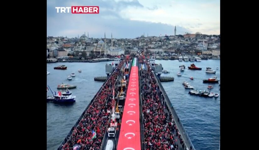 Πορεία υπέρ της Παλαιστίνης στη Γέφυρα του Γαλατά στην Κωνσταντινούπολη