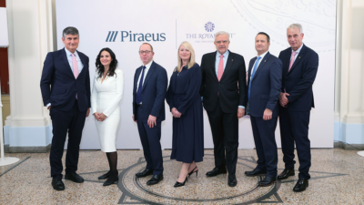 Το Βασιλικό Νομισματοκοπείο (The Royal Mint) και η Πειραιώς παρουσίασαν τη Χρυσή Λίρα με το ελληνικό ιδιόσημο «ΕΛ» προς τιμήν της Ελλάδας