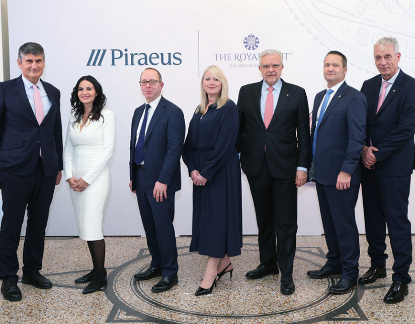 Το Βασιλικό Νομισματοκοπείο (The Royal Mint) και η Πειραιώς παρουσίασαν τη Χρυσή Λίρα με το ελληνικό ιδιόσημο «ΕΛ» προς τιμήν της Ελλάδας