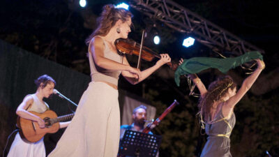 Alcedo Folk Band: «Τα λουλούδια μαρτυρούν στο Myrtillo Cafe