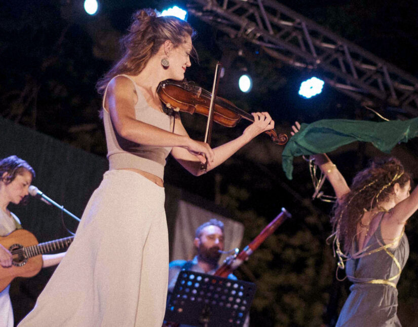 Alcedo Folk Band: «Τα λουλούδια μαρτυρούν στο Myrtillo Cafe