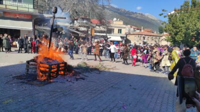 Κάψανε το καρνάβαλο ΟΠΕΚΕ-ΜΠΕ στους Κουδουναραίους του Διστόμου!