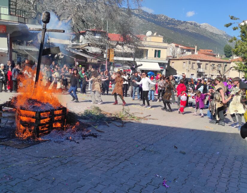Κάψανε το καρνάβαλο ΟΠΕΚΕ-ΜΠΕ στους Κουδουναραίους του Διστόμου!