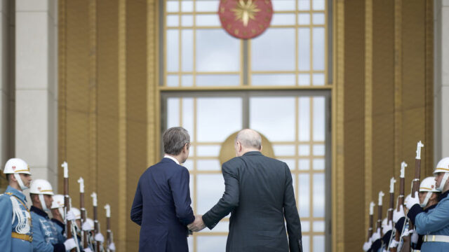 Κολλημένη στο παρελθόν η ελληνική εξωτερική πολιτική…