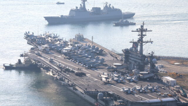 Οι ΗΠΑ αναπτύσσουν ισχυρή δύναμη, ναυτική και αεροπορική, στη Μέση Ανατολή