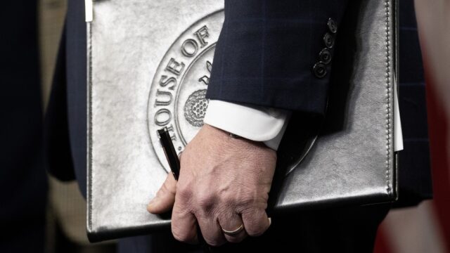 Τα δίκτυα του Επστάϊν στα Βαλκάνια – Ο άτακτος διπλωμάτης και η 21χρονη καλλονή, Ορφέας Μπέτσης