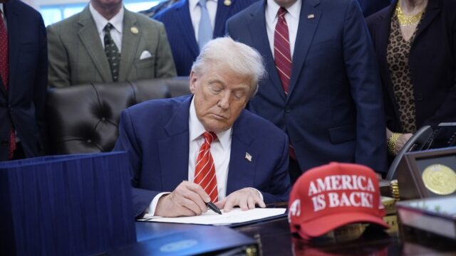 Διεθνής ανακατανομή ισχύος και συναλλακτικές σχέσεις, Γιώργος Μπακατσιάνος (φωτό, ο Τραμπ στο Οβάλ Γραφείο)