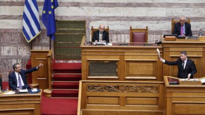 Βουλή: Μετωπική Μητσοτάκη-Ανδρουλάκη για ακρίβεια-Δικαιοσύνη και υποκλοπές